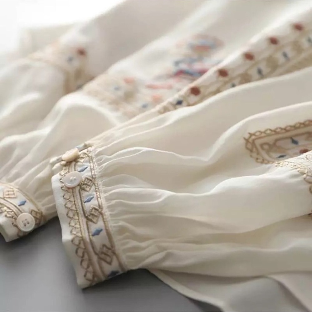 The Payton ReEdit Floral Shift Blouse With Blouson Sleeves And Floral Detailing - Picture 5 of 5